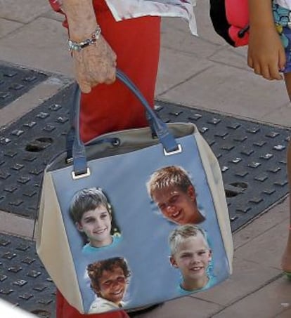 El bolso de la reina, con las fotos de sus nietos.