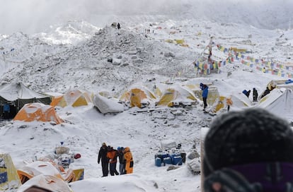 Un ferit pel terratrèmol rep ajuda per caminar al camp base de l'Everest.