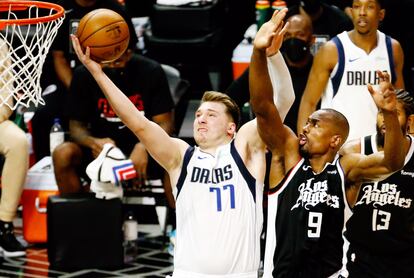 Doncic lanza pese a la oposición de Ibaka.