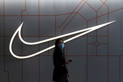 Una mujer camina por la tienda de Nike en China