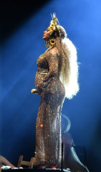 Beyoncé, durante su actuación en los pasados premios Grammy en los que con su atuendo, con corona incluida, recordaba a una diosa.