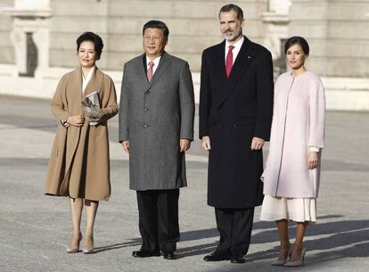 De izquierda a derecha: la primera dama de China, Peng Liyuan; el presidente de China, Sr. Xi Jinping; el rey Felipe VI; y la reina Letizia.     ECONOMIA  Eduardo Parra - Europa Press