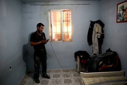 Azzdine Khnisser, en su casa en la Cañada Real de Madrid.