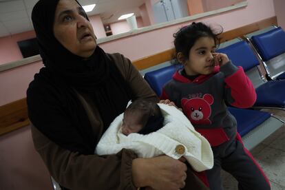 Maha Adel Mhesin, de 58 a?os, sostiene a su nieto Ahmed, de un mes, en el centro de salud del campo de refugiados de Shuafat, en Jerusaln Este.