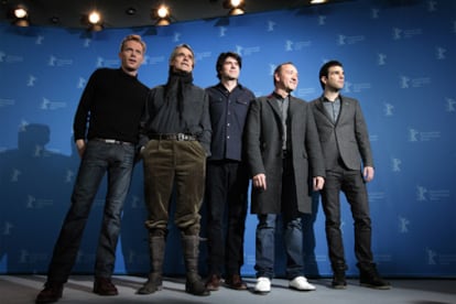 El director J. C. Chandor (centro), en la Berlinale, junto a los actores de <i>Margin call. </i>De izquierda derecha: Paul Bettany, Jeremy Irons, Kevin Spacey y Zachary Quinto.