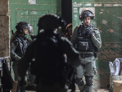 Policías israelíes frente a una de las puertas de acceso a la Explanada de las Mezquitas de Jerusalén, este domingo.