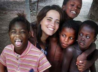 Marina Arriola, con algunos de los niños del orfanato de Guinea-Bissau en el que colabora.