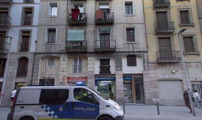 El edificio del número 41 de la calle de Robador, que funcionaba como meublé en el Raval.