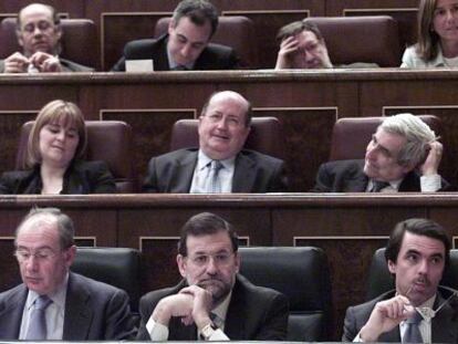 Pleno en el Congreso sobre el apoyo del Gobierno a una intervención armada en Irak liderada por Estados Unidos. En primera fila, Aznar, Rajoy y Rodrigo Rato.