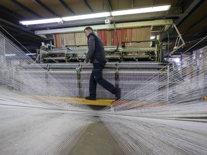 Un operario en uno de los telares de Imperial Carpets, en Crevillent.