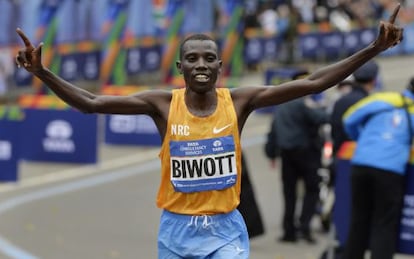Stanley Biwott, de Kenia, en la meta del maratón de Nueva York.