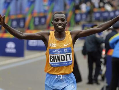 Stanley Biwott, de Kenia, en la meta del marat&oacute;n de Nueva York.