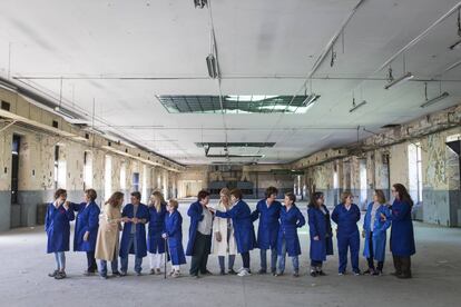 Un grupo de operarias que trabajaron en la antigua Fábrica de Tabacos, en uno de los espacios sin uso del edificio.