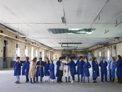 Un grupo de operarias que trabajaron en la antigua Fábrica de Tabacos, en uno de los espacios sin uso del edificio.