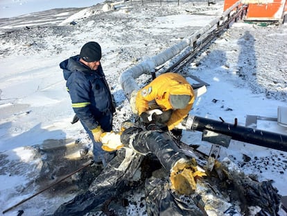 Trabajadores reparan el sistema de calefacción de las cañerías de la base Marambio.