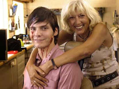 Daniel Brühl, el actor que encarna a Salvador Puig Antich, con Carme, la hermana del anarquista, en la sala de maquillaje.