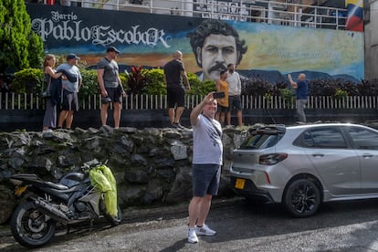 Turistas recorren las calles del barrio Pablo Escobar, en Medellín, en 2023.