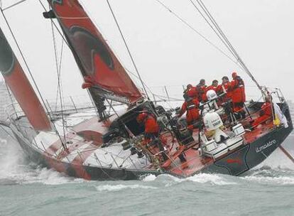 El velero <i>Puma,</i> líder de la regata a última hora de ayer.