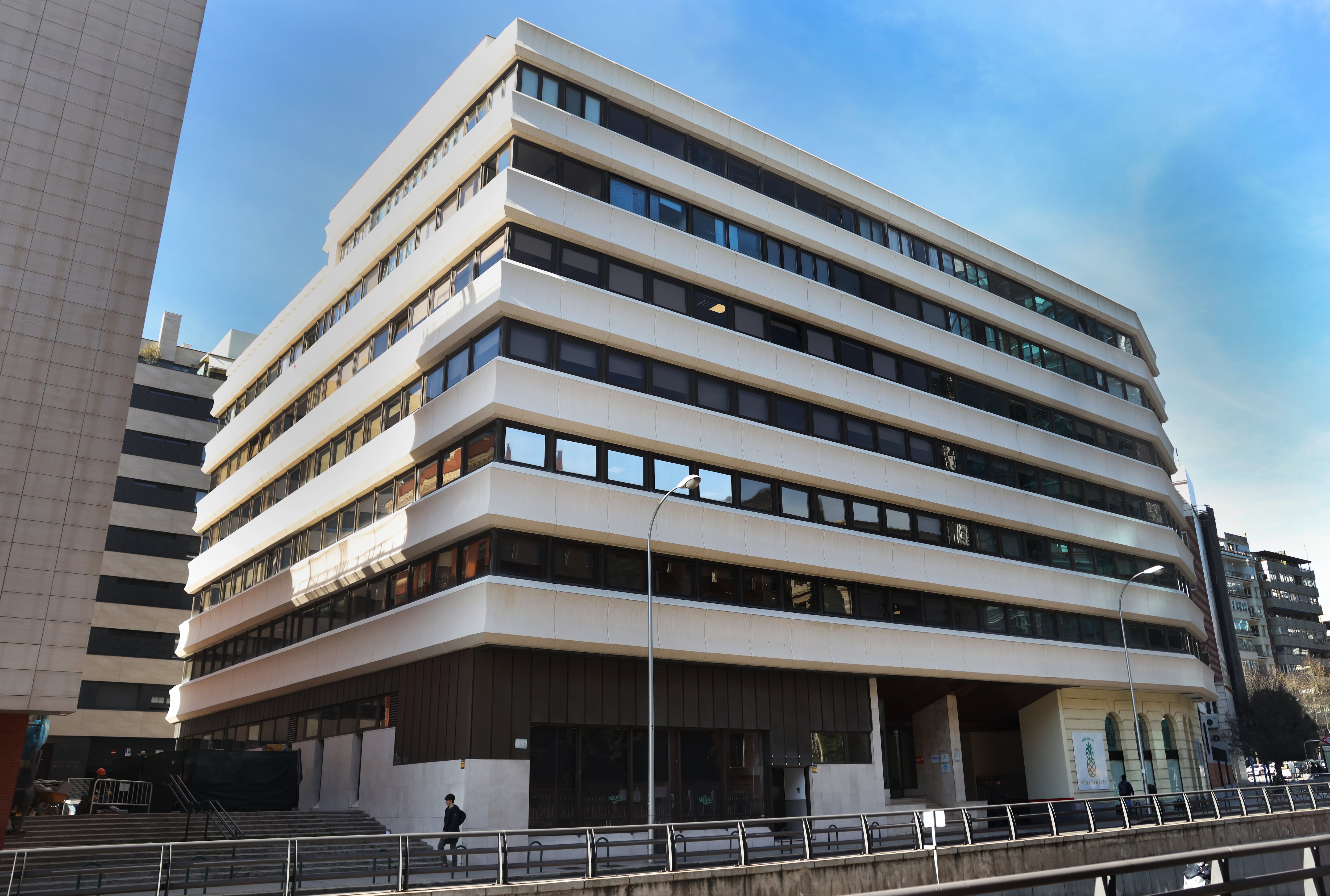 Exterior del edificio de oficinas donde se encuentra la sede de Quirónprevención en Madrid.
