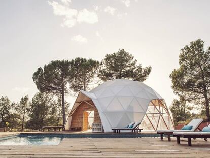 La piscina y el domo para yoga y meditación de MasQi The Energy House, en Banyeres de Mariola (Alicante).