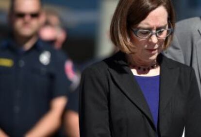 La gobernadora de Oregón, Kate Brown, el viernes en Roseburg.