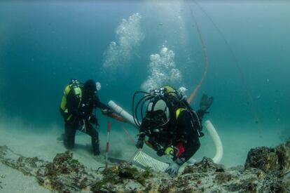 Labores de excavación arqueológica de los buceadores de la Armada española y arqueólogos.