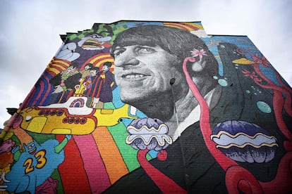 Retrato de Ringo Starr en un mural pintado en la fachada del 'pub' The Empress, en Liverpool, por el artista John Culshaw.