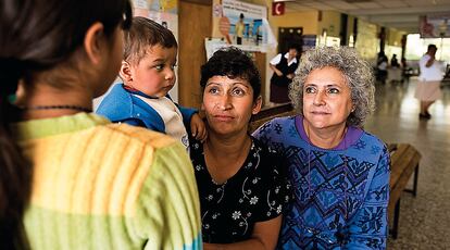 María José, de nueve años (de espaldas), fue agredida sexualmente; en la foto aparece con Laura Esquivel (a la derecha), su madre y su hermano. Como el 99,7% de los casos, no ha habido condenas