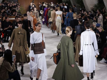 Carrusel final del desfile de Loewe, que presenta en Par&iacute;s su colecci&oacute;n para oto&ntilde;o-invierno 2017.