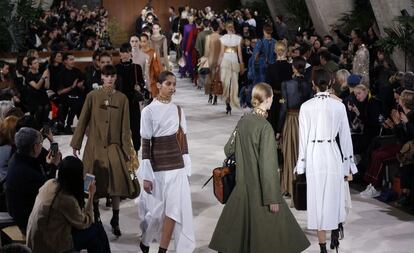 Carrusel final del desfile de Loewe, que presenta en Par&iacute;s su colecci&oacute;n para oto&ntilde;o-invierno 2017.