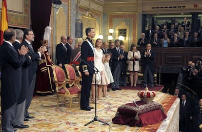 Congress applauds Spain’s new king and queen.