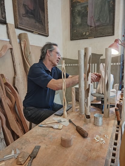 El escultor Naxo Farreras durante el proceso de trabajo en la Sala Lluís Millet del Palau de la Música Catalana.