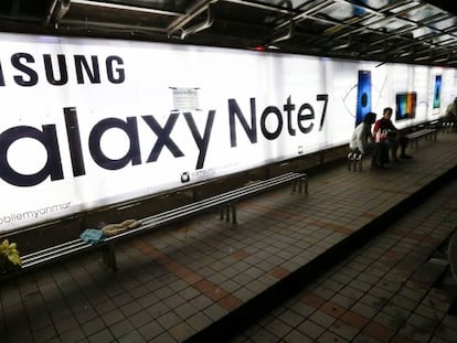 Un cartel anuncia el Samsung Galaxy Note 7. 