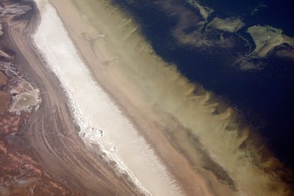 Sand banks and dunes can be seen along the coastline in South Australia, November 12, 2015.      REUTERS/David Gray