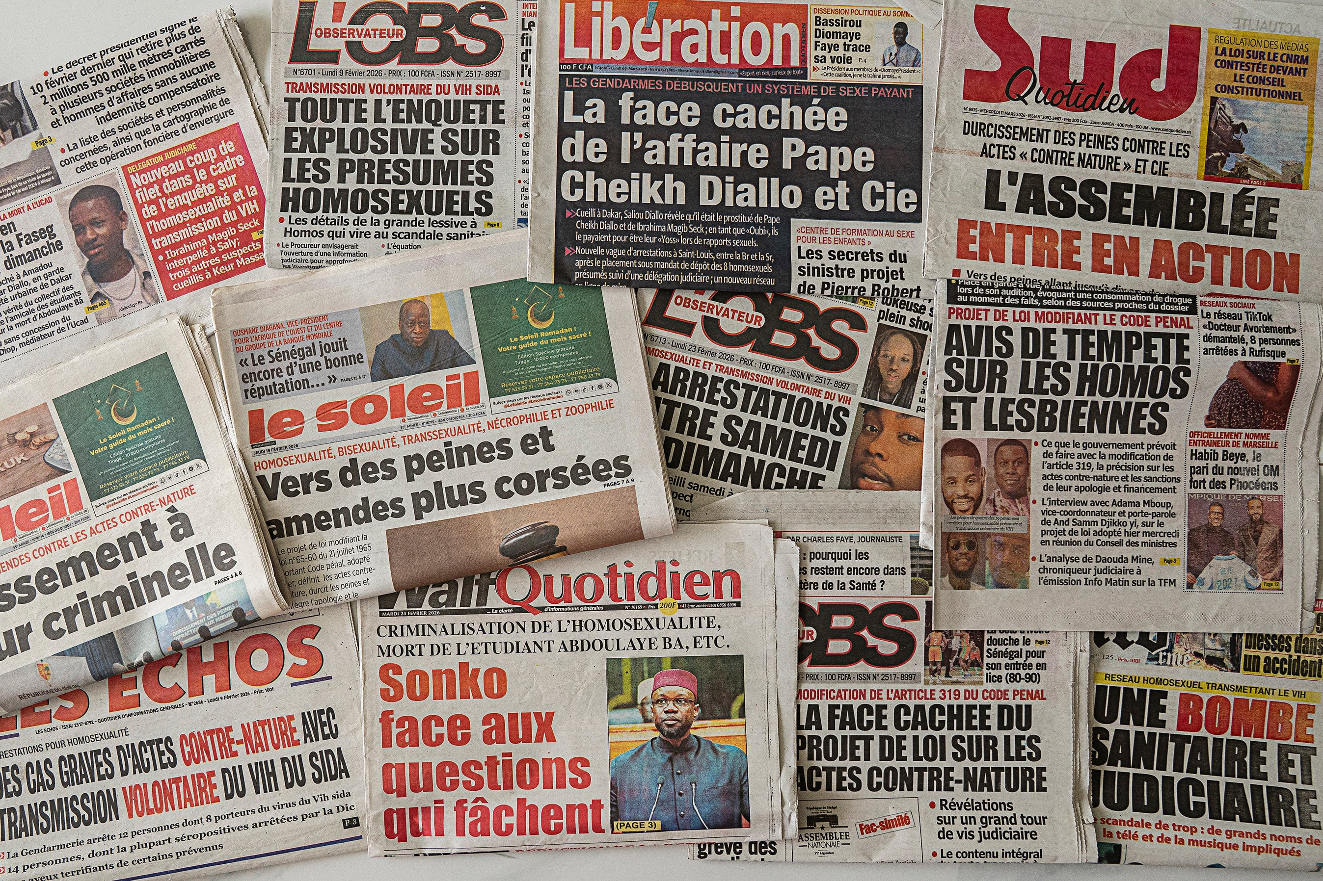 Portadas de distintos diarios nacionales en Senegal con titulares sobre los recientes casos vinculados a la homosexualidad y la transmisión del VIH. Entre ellos: 'Homosexualidad, bisexualidad, transexualidad, necrofilia y zoofilia: Hacia penas y multas más severas', en Le Soleil; 'Arrestos por homosexualidad: Casos graves de actos contra natura y transmisión de VIH', en L’Info; y 'Red homosexual que transmite el VIH: una bomba sanitaria y judicial', en Les Echos.