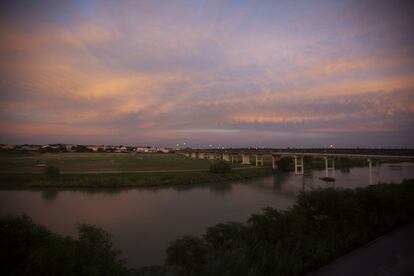 El atardecer cae sobre el puente fronterizo que une las ciudades de Piedras Negras, Coahuila, con Eagle Pass, Texas.