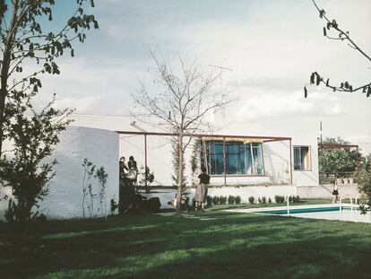 La casa estudio de Julio Cano Lasso en el barrio de La Florida, en Madrid, se percibe desde fuera como una construcción sencilla y de geometría dura de color blanco que él mismo encalaba todos los años. |