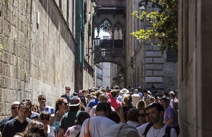 Riada de turistas en la calle del Bisbe, junto a la catedral de Barcelona.