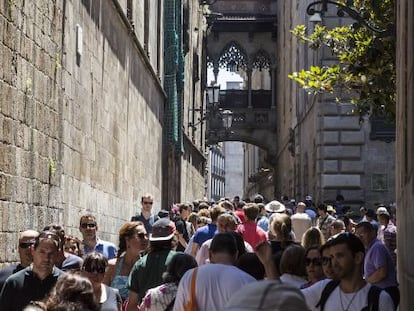 Masses of tourists on Bisbe street, near the cathedral.