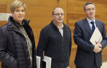 La diputada de Cultura Ikerne Badiola, el alcalde donostiarra, Juan Karlos Izagirre, y el gerente del Kursaal, Iker Goikoetxea, ayer en el auditorio donostiarra.