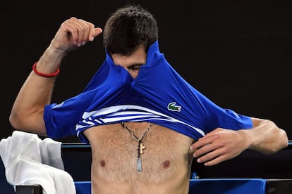 Djokovic se cambia de camiseta durante un descanso.