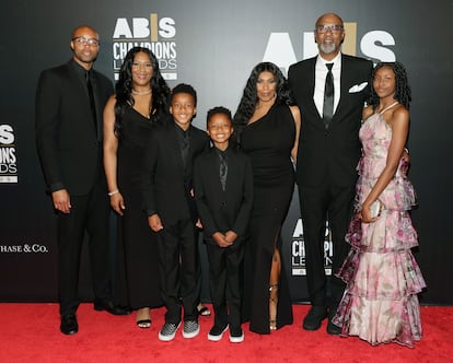 De izquierda a derecha Michael Tabb (cuñado de Kobe Bryant) y su esposa Shaya Bryant (hermana de Kobe), con sus dos hijos. Tras ellos, Pamela y Joe Bryant. Al final, la hija de Michael y Shaya. La familia acudió a recoger un premio para deportistas negros en Las Vegas en mayo de 2022.