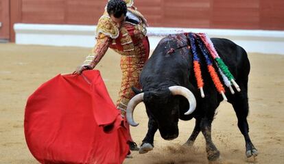 Iván Fandiño en su primer toro.