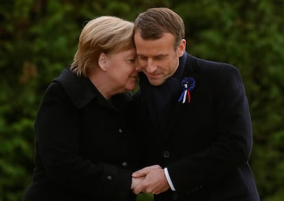 La canciller alemana Angela Merkel y el presidente francés Emmanuel Macron, el 10 de noviembre de 2018 durante una ceremonia en el marco del centenario del armisticio (del 11 de noviembre de 1918) que puso fin a la Primera Guerra Mundial. Merkel cita a Macron en múltiples ocasiones en sus memorias, destacando la estrecha colaboración que durante sus años de gobierno mantuvo con el mandatario francés. 