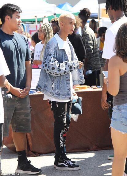 Jaden Smith en su pop up en el mercadillo de Melrose.