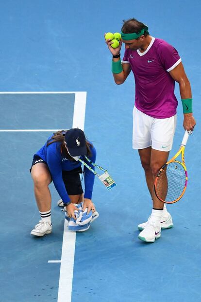 Una recogepelotas limpia la pista durante la final. Los dos siguientes escollos de Nadal en el torneo, el alemán Yannick Hanfmann y el ruso Karen Khachanov, le sirvieron para experimentar el cambio más considerable, como señaló en las ruedas de prensa posteriores, en las que expresó su satisfacción con el juego de pies y el revés.