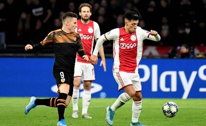 Lisandro Martínez pelea por el balón con Gameiro en el Ajax-Valencia de Champions.