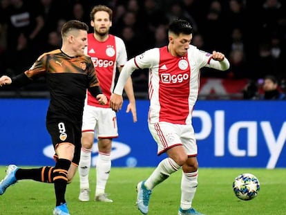 Lisandro Martínez pelea por el balón con Gameiro en el Ajax-Valencia de Champions.