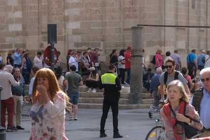 Un agente de la policía local, este jueves en el centro de Sevilla.