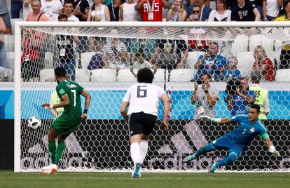 El saudí Salman Al-Faraj marca su primer gol.